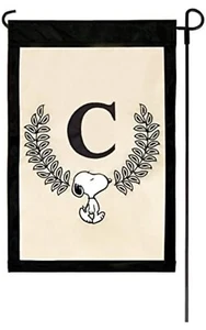 "Monograma ""C"" aplique bandera de jardín con aplique Peanuts Snoopy 12""x 18" - Imagen 1 de 1