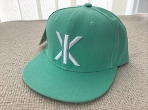 Gorra ONEPIECE Verde Snapback BNWT Blanca Bordada Logo Frontal Ajustable - Imagen 1 de 4