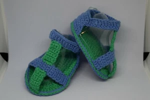 Sandali all'uncinetto in cotone blu e verdi, neonato, chiusura bottone.Nuovo. - Foto 1 di 3