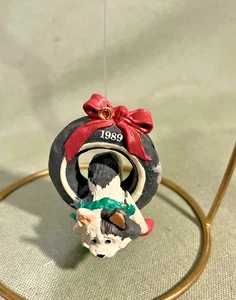 Vintage Enesco 1989 Tesoro de Navidad Adornos "Hangin in There" con Caja - Imagen 1 de 4