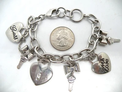 Brazalete Brazalete Guess Firmado Llavero Corazón "Con Amor" Dijes Tono Plata Foto 1 de 4