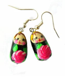 Boucles d'oreilles noir avec fleur rose- Poupées russes peinte à la main - Picture 1 of 1