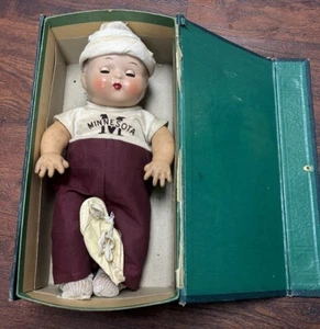 Vintage 11" Babypuppe mit Porzellankopf und Gummispielzeug Minnesota Univ. - Bild 1 von 6
