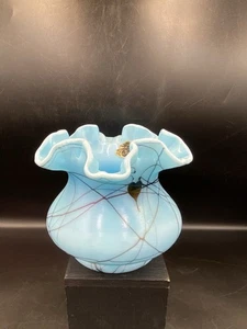 Jarrón de vidrio Fenton azul con corazones colgantes - Imagen 1 de 8