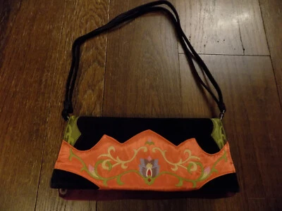 Bolso sin asas de hombro asiático OOVOO Le Thi Hong Tu bordado a mano de seda y gamuza FAB Foto 1 de 4