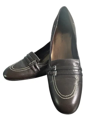 Zapatos de salón Karen Scott Delucia de cuero con tacón de gatito sin cordones para mujer talla 8M tacones marrones Foto 1 de 4