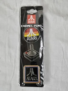 ATARI Emaille auf Metall Pins 3 Stück Logo & Joystick 1 1/4" 80er Erinnerungen NEU PKG - Bild 1 von 6