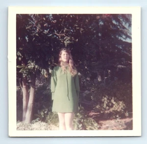 Altes Vintage quadratisches Farbfoto SOLO LANGBEINIGE FRAU AM BAUM IM HOF SCHNAPPSCHUSS - Bild 1 von 3