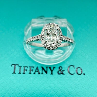 Anillo de compromiso Tiffany & Co. Soleste con halo de diamantes ovalados de 0,60 quilates E VS2 de platino Foto 1 de 4