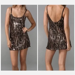 Free People Vestito Slip Paillettes Stampa Animalier Nero e Oro Taglia Large Nuovo con etichette - Foto 1 di 11