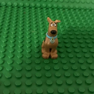 Lego Scooby-Doo Minifigur: Scooby-Doo sitzend grinsend  - Bild 1 von 3