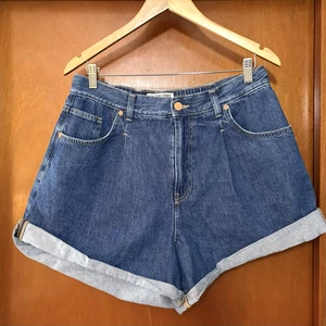 Free People Danni High Rise Denim Shorts Rollbündchen Plissee dunkle Waschung Medium - Bild 1 von 8