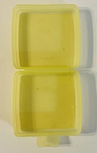 Contenedor de almuerzo amarillo con bisagras Tupperware Sandwich Keeper #3752 - Imagen 1 de 4
