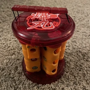 Bakugan Cassa Torre Cilindro Rossa Porta Figure Contiene 15 Figurine Miste. - Foto 1 di 8