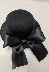 Black mini top hat fascinator millinery burlesque wedding hen party fancy dress - Picture 1 of 1