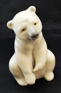 Classic Lladro Porcelain Seated Polar Bear Figurine (D7) - Picture 1 of 4