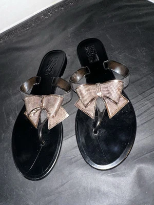 Sandálias tanga Salvatore Ferragamo Vara Bow feminina gelatina plana preta cromada tamanho 10 - Imagem 1 de 4