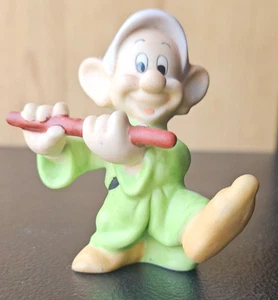 FLAUTA TOCANDO DROPEY, BLANCANIEVES, FIGURA DE SIETE ENANITOS. DISNEY, SRI LANKA. - Imagen 1 de 8