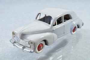 BK196 Ancien Norev 1:43 Peugeot 203 en plastique gris clair A-/- - Foto 1 di 3