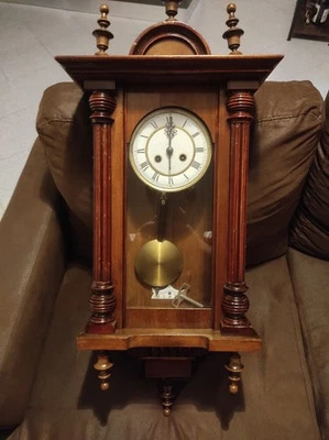 ANTICO OROLOGIO A PENDOLO  A CORDA CASSA IN LEGNO MECCANICO CHIAVETTA - Immagine 1 di 3