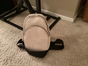 Women's Kensie Beige Sling Chest Bag Crossbody NWOT - Picture 1 of 3