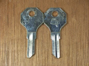 2 Vintage Hudson Willys Jeep AMC Rambler Nash Key Blank H1098M H98M B2 - Foto 1 di 4
