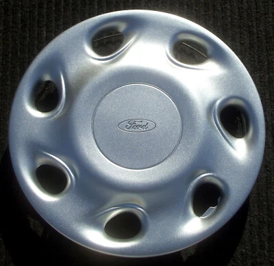 Una cubierta de rueda tapacubos original Ford Escort LX 14" 7 ranuras 1995 1996 OEM Foto 1 de 4