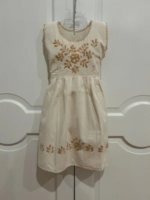 Vestido de niña mexicana con bordado a mano. Foto 1 de 4