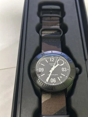 Tom Ford No. Reloj de buceo 002 Ocean plástico automático negro con camuflaje OTAN Foto 1 de 4