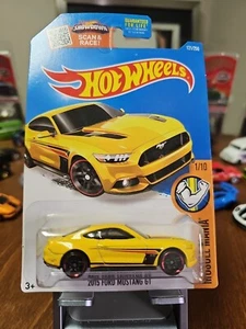 💥Hot Wheels Muscle Mania *1/10* 2015 Yellow Ford Mustang GT (121/250) - Picture 1 of 3