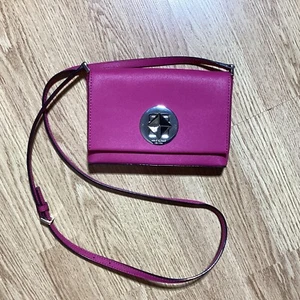 BOLSO BANDOLERA KATE SPADE ROSA CON CIERRE GIRATORIO FRONTAL - Imagen 1 de 11