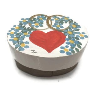 Scatola a fascia in legno miniatura dipinta a mano ovale casa delle bambole in legno firmata JL 2-1/8" - Foto 1 di 5