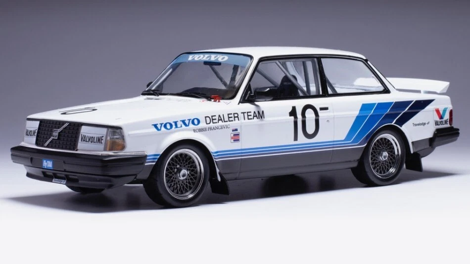 Modellino auto scala 1:18 Ixo VOLVO 240 TURBO RHD VOLVO DEALER TEAM 1986 raci... - Immagine 1 di 1