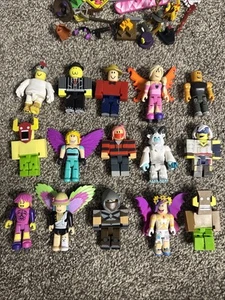 Lote de 15 figuras Roblox con accesorios sin códigos. ¡Excelente estado! - Imagen 1 de 8