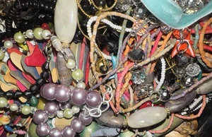 Mystery Lot 5 Pfund Modeschmuck Verschiedenes Konvolut meist tragbar Pfund - Bild 1 von 1