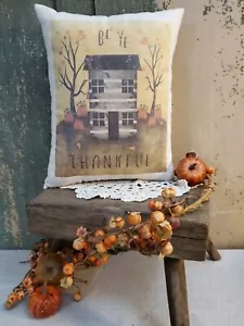 VINTAGE PRIMITIVE FOLK ART COLONIAL LOG CABIN THANKSGIVING BE THANKFUL PILLOW - Picture 1 of 5