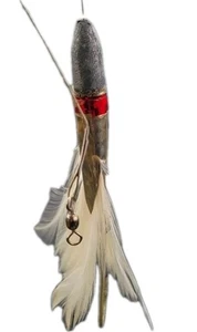 Vintage gefiederter Angelköder mit Metallkopf und rotem Akzent - Handarbeit Angeln - Bild 1 von 6