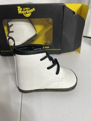 Dr Martens Air Wair Niño Talla 2 Unisex Blanco. Zapatos de bebé. Caja abierta Foto 1 de 4