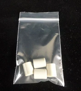  LOTE DE CUATRO AISLANTES CERÁMICOS DE ESTEATITA ESMALTADA CON ORIFICIOS ROSCADOS Nº: 55 - Imagen 1 de 7