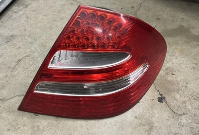 03-06 Mercedes W211 E55 E500 lanterna traseira lateral direita lâmpada traseira fabricante de equipamento original (testado) - Imagem 1 de 3
