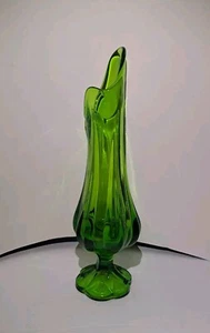 L. E. Smith Swung Vase Avocado Green 12" Pedestal Art Glass Vintage MCM Ribbed - Picture 1 of 6