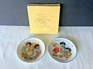 Pair Vintage AVON 1984 and 1990 Mothers Day Decor 5” diameter Plates - Picture 1 of 7