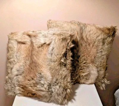 Almohadas de piel y gamuza Coyote. Pieles GK. Decoración de caza del norte, occidental. Foto 1 de 4