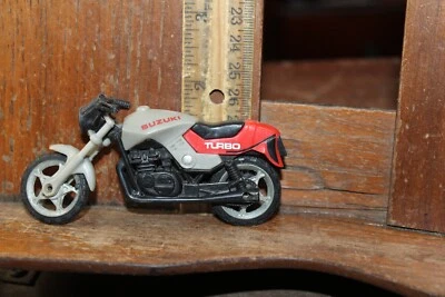 Motocicleta de juguete vintage Suzuki Turbo (sin pata de cabra/llave) Foto 1 de 2
