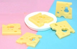 MINIATURE RESINE : lot de 5 part de fromage 2*2cm (01) - Foto 1 di 1