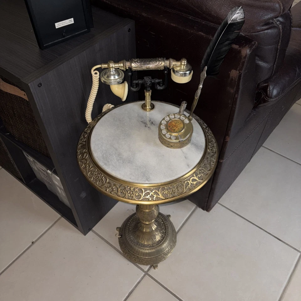 Mesa telefónica vintage de latón estilo francés con tapa de mármol Foto 1 de 3