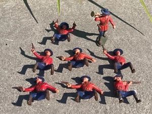 Lot de 11 petits soldats cavaliers canadiens TRES BON ETAT Starlux ? - Picture 1 of 8