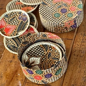 Handgefertigte gewebte Untersetzer mit Batik Blumenmuster | Vintage Boho Geschenkideen - Bild 1 von 4