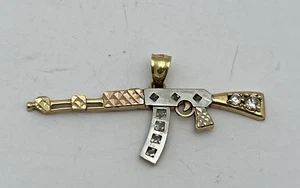 LAC 14KT TWO TONE GUN SHAPE PENDANT WITH WHITE TOPAZ STONES - Bild 1 von 4