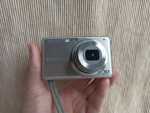 🔥Sony Cyber-shot DSC-S950 Silver 10,1 megapixel fotocamera digitale compatta FUNZIONANTE set completo - Foto 1 di 3